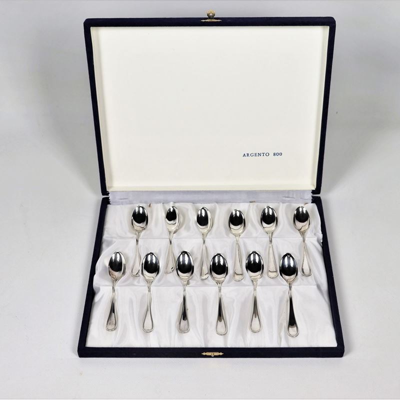 Lotto di dodici cucchiaini in argento cesellato gr. 138