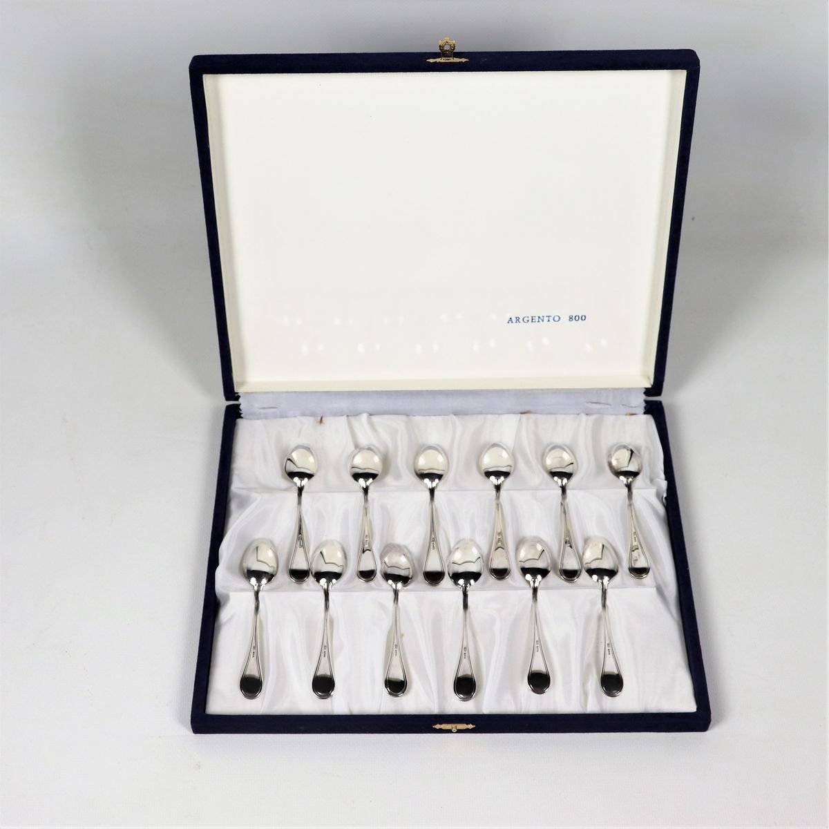 Lotto di dodici cucchiaini in argento cesellato gr. 138