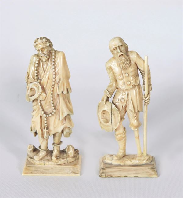 Coppia di antiche piccole sculture in avorio "Mendicanti"