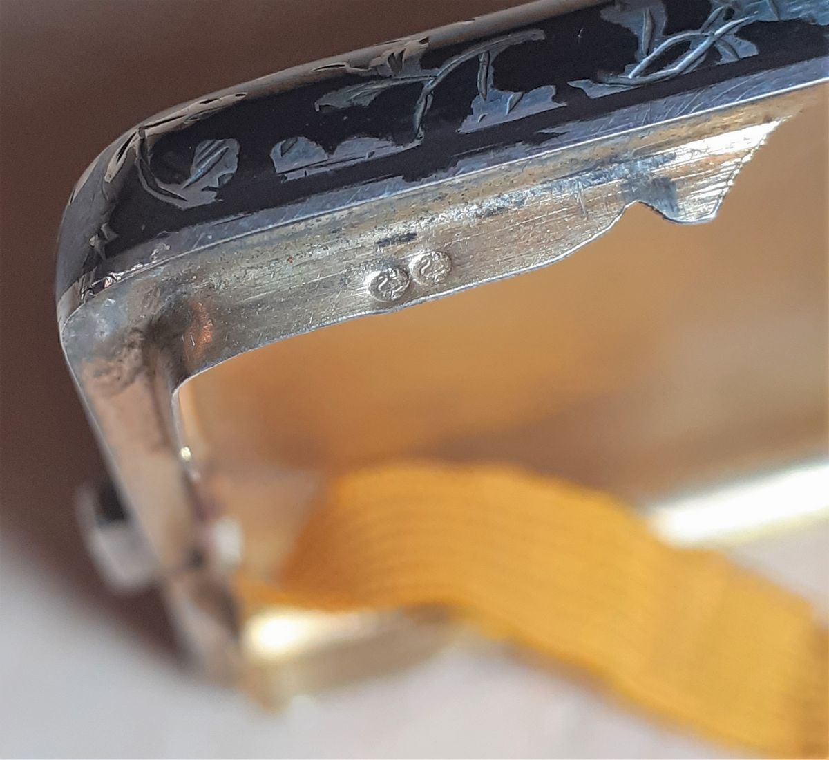 Antico portasigarette in argento niellato con monogramma in oro basso