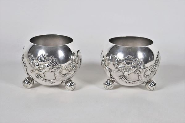 Coppia di piccole coppe in argento sbalzato