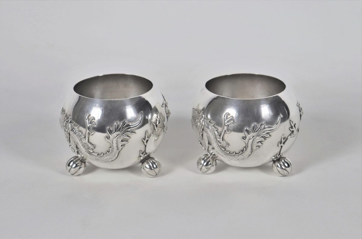 Coppia di piccole coppe in argento sbalzato