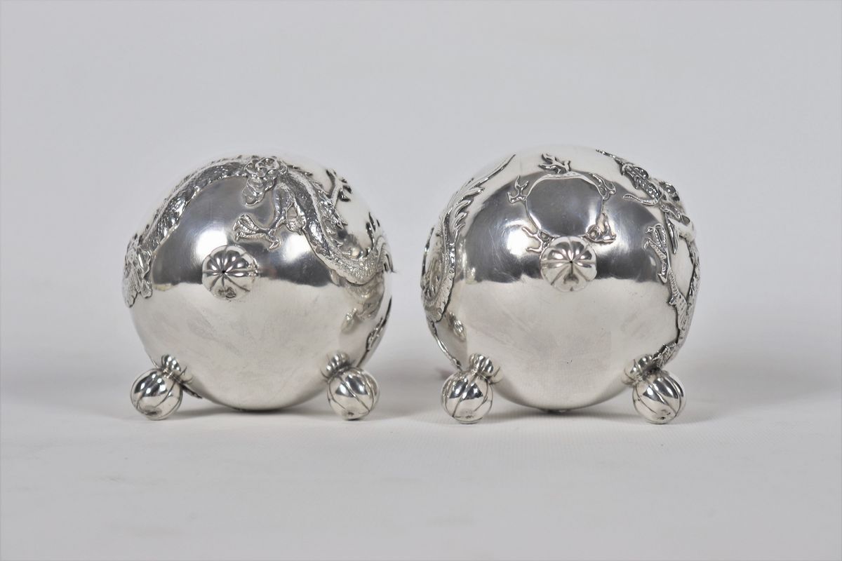 Coppia di piccole coppe in argento sbalzato