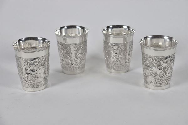 Quattro bicchieri in argento sbalzato