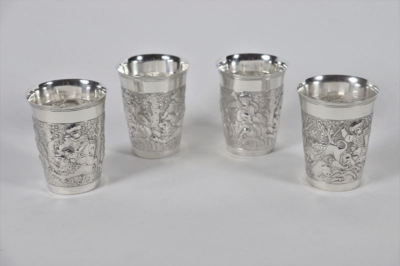 Quattro bicchieri in argento sbalzato