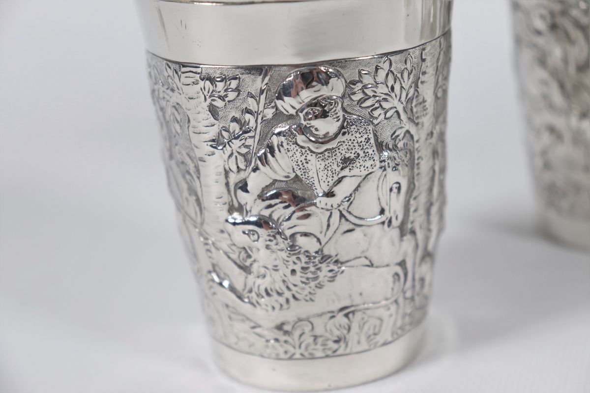 Quattro bicchieri in argento sbalzato