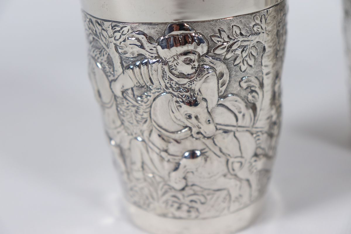 Quattro bicchieri in argento sbalzato