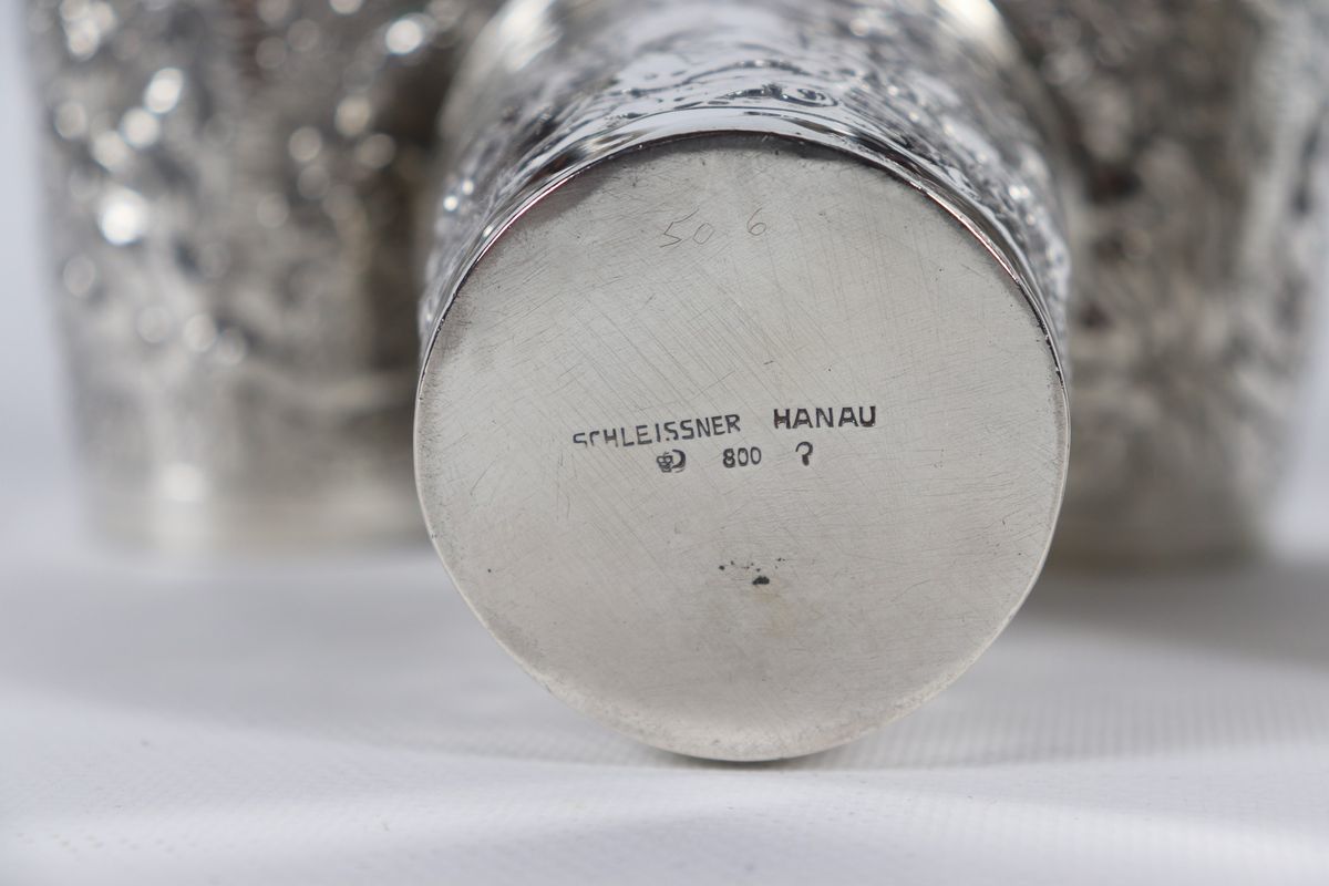 Quattro bicchieri in argento sbalzato