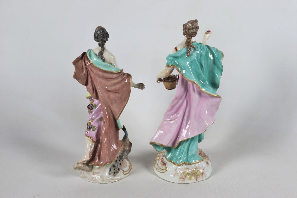 Coppia di sculture "La Primavera e l'Estate" in porcellana