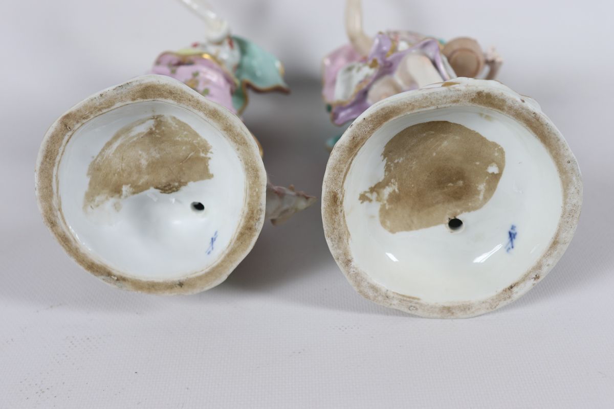 Coppia di sculture "La Primavera e l'Estate" in porcellana