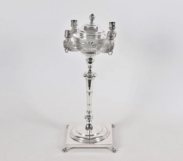 Candelabro romano in argento a forma di lucerna