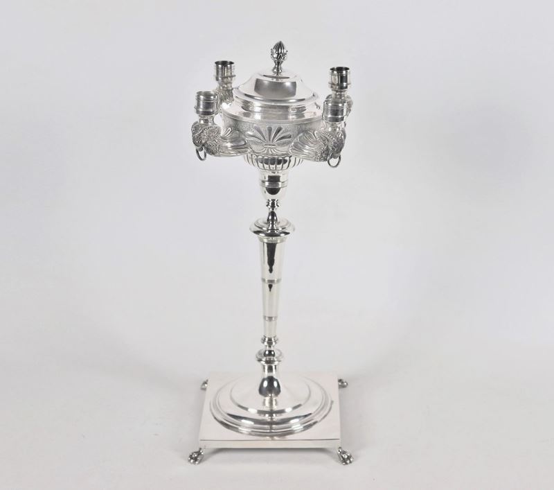 Candelabro romano in argento a forma di lucerna