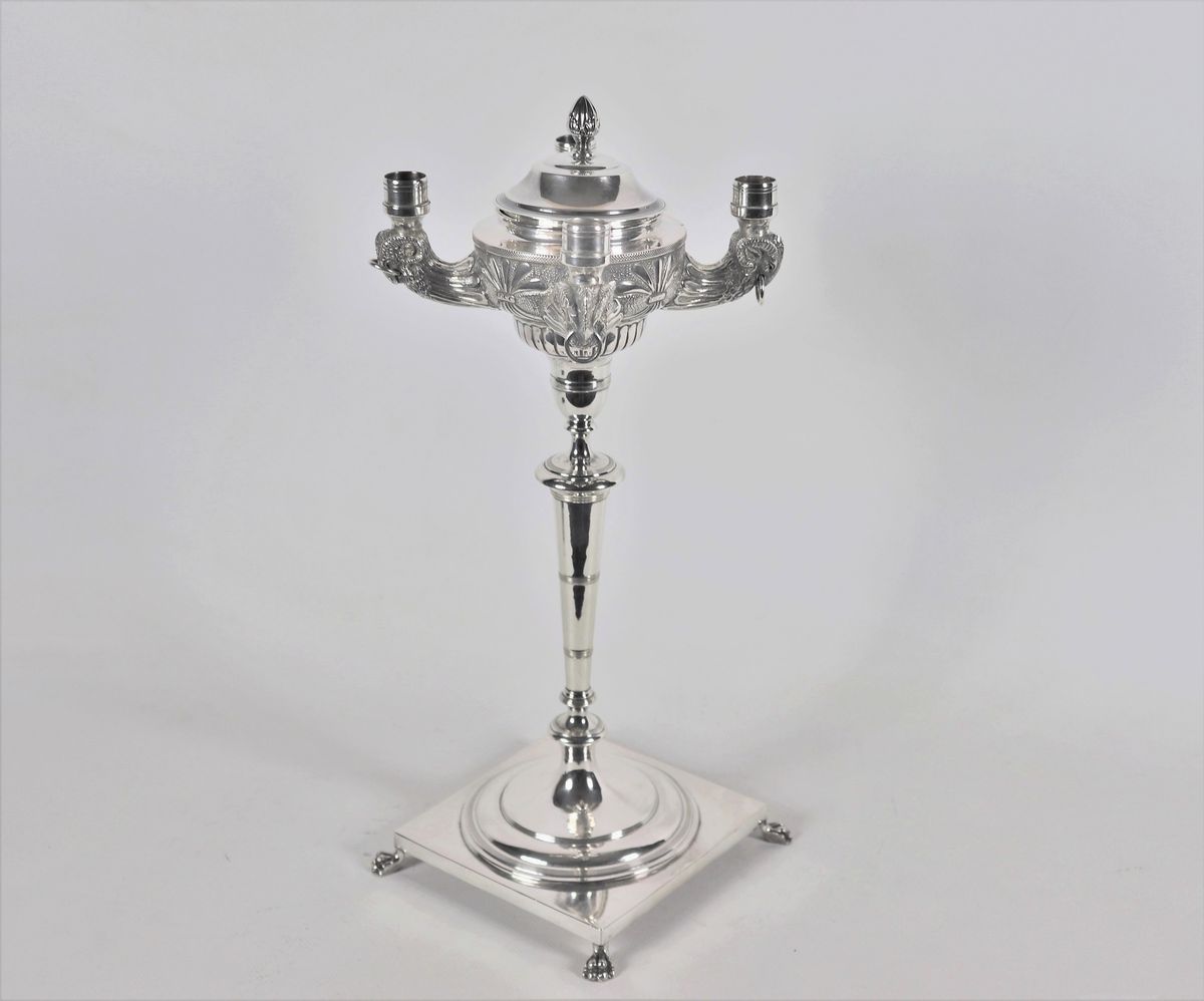 Candelabro romano in argento a forma di lucerna