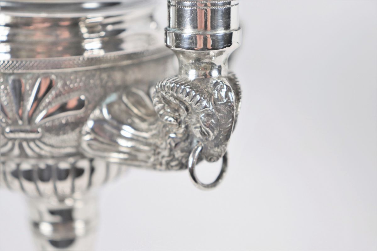 Candelabro romano in argento a forma di lucerna