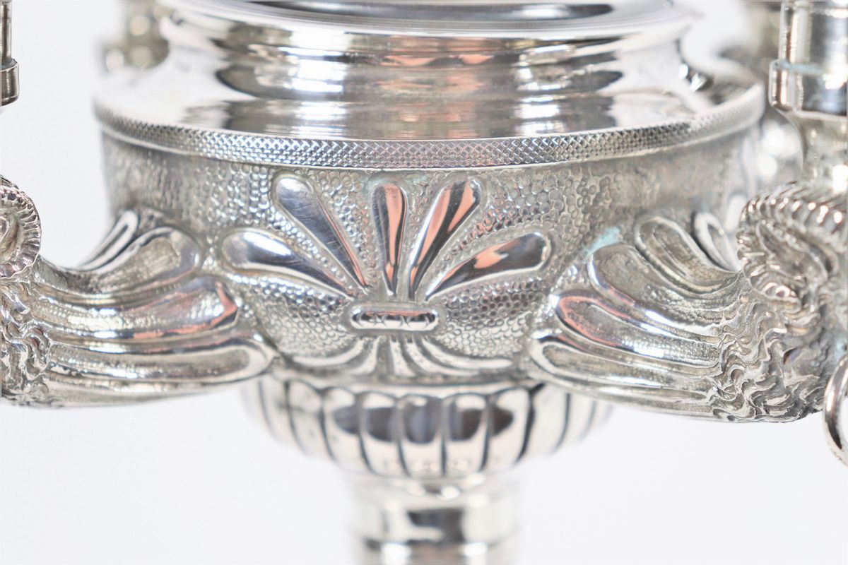 Candelabro romano in argento a forma di lucerna