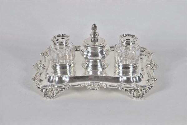 Large embossed silver inkwell from the Queen Victoria era. Argentiere R.E.A.