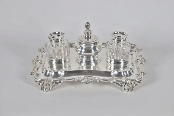 Grande calamaio in argento sbalzato Epoca Regina Vittoria. Argentiere R.E.A.