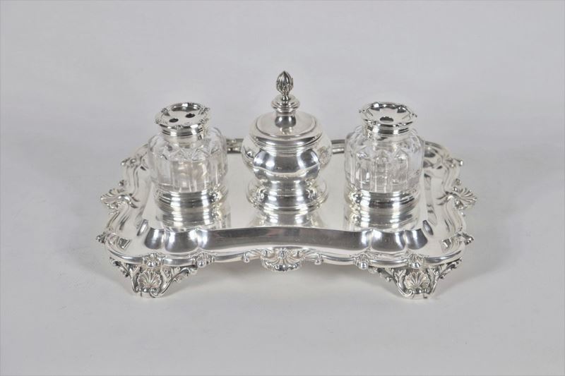 Grande calamaio in argento sbalzato Epoca Regina Vittoria. Argentiere R.E.A.