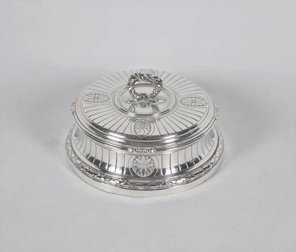 Round box in embossed silver. Silversmith Boin Taburet