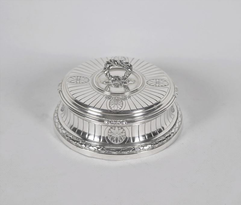 Scatola tonda in argento sbalzato. Argentiere Boin Taburet