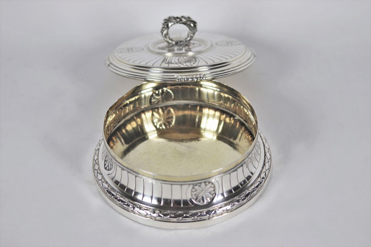 Scatola tonda in argento sbalzato. Argentiere Boin Taburet