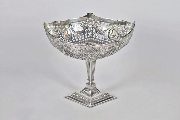 Basket stand in perforated silver