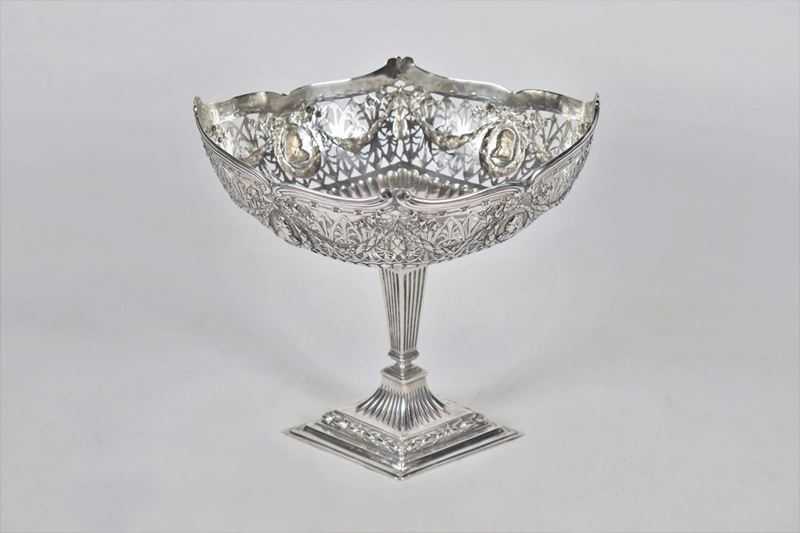 Alzata a cesto in argento traforato