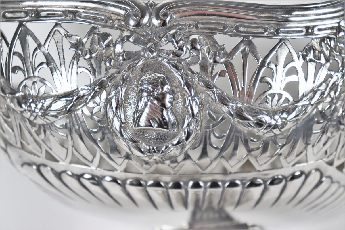 Alzata a cesto in argento traforato