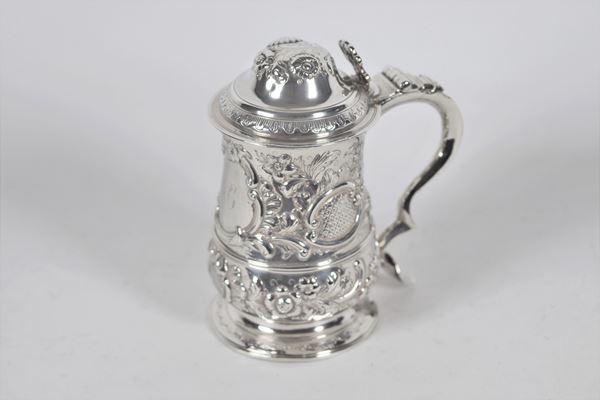 Tankard in embossed silver, George III period, Silversmith J. Kidder