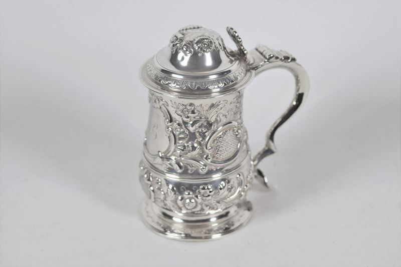 Tankard in argento sbalzato Epoca Giorgio III, Argentiere J. Kidder