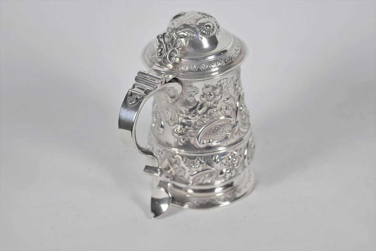 Tankard in argento sbalzato Epoca Giorgio III, Argentiere J. Kidder
