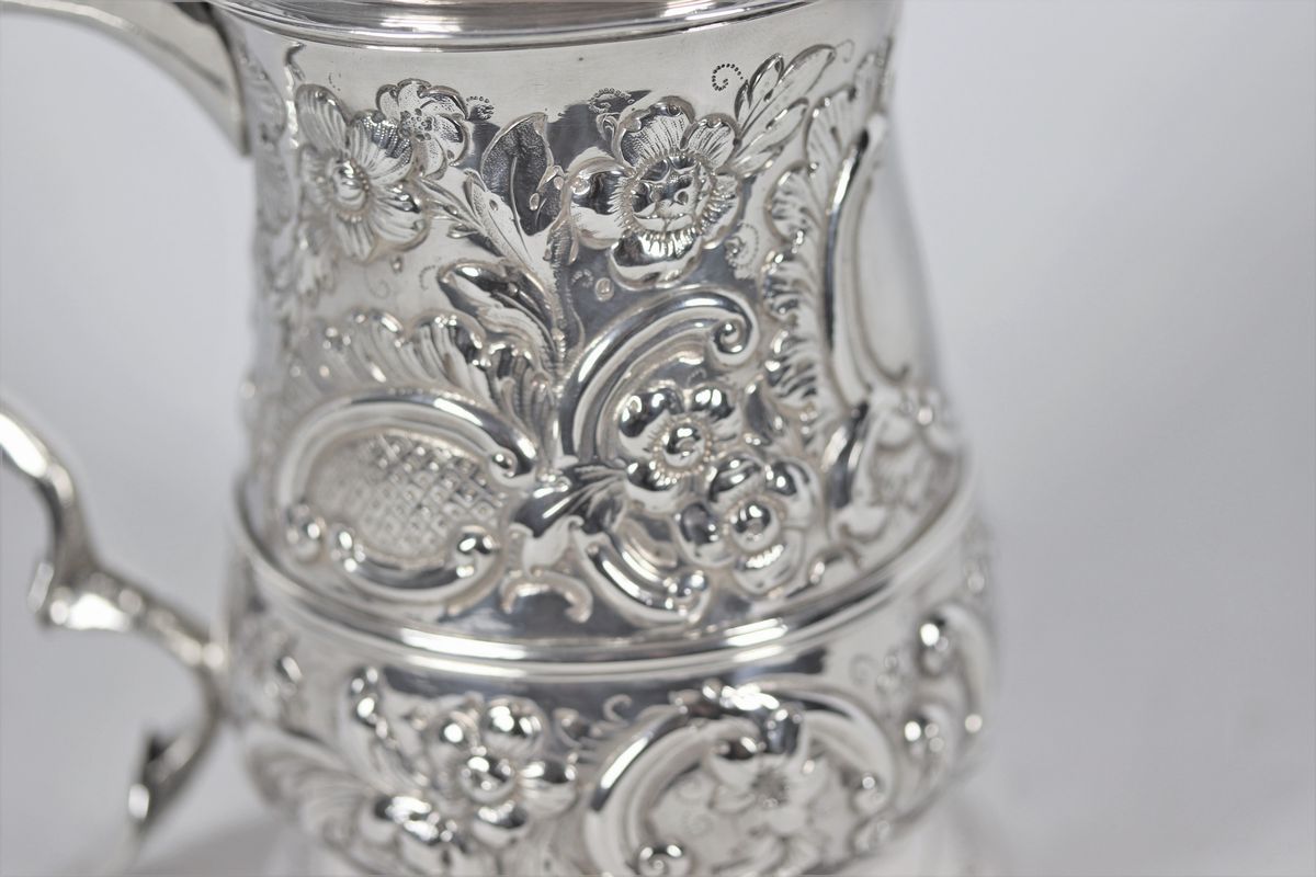 Tankard in argento sbalzato Epoca Giorgio III, Argentiere J. Kidder