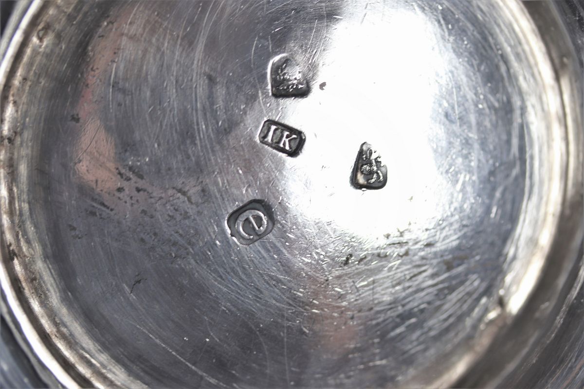 Tankard in argento sbalzato Epoca Giorgio III, Argentiere J. Kidder