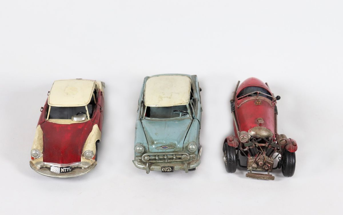 Lotto di tre modelli di automobili Anni '50/60 in metallo e ferro