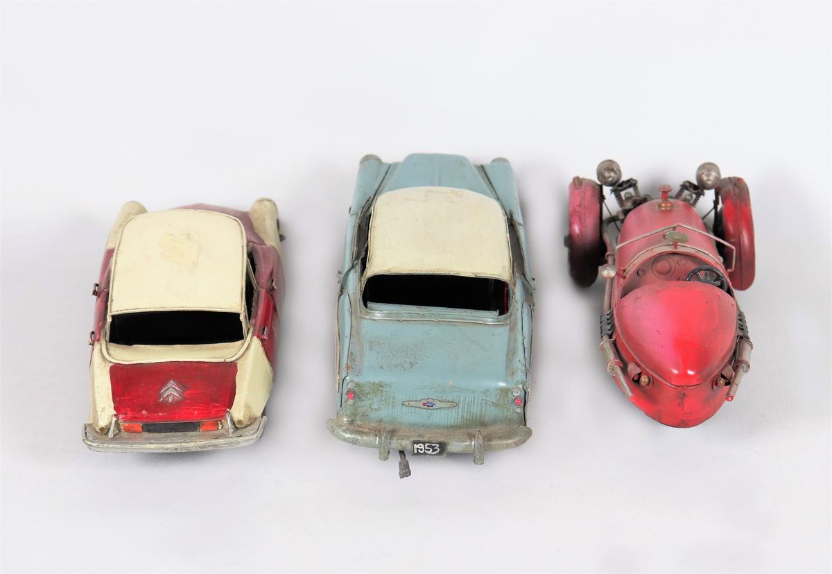 Lotto di tre modelli di automobili Anni '50/60 in metallo e ferro