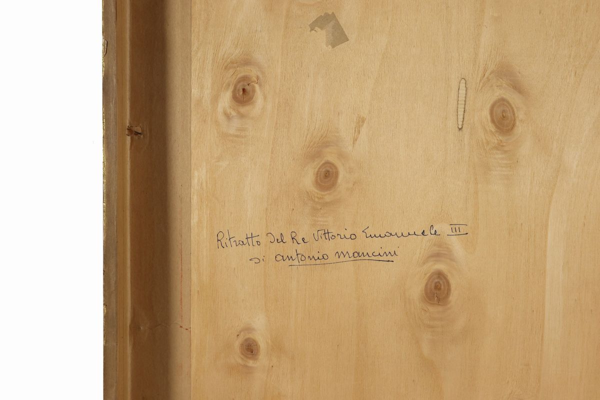 Tracce di firma. "Ritratto di Re Vittorio Emanuele III" dipinto ad olio su tela applicata a tavol...