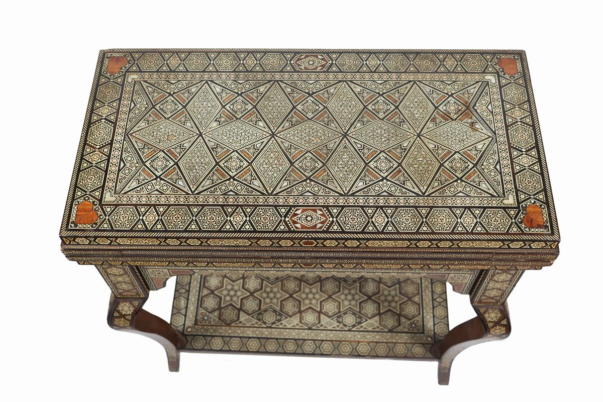 Antico tavolo da gioco orientale in noce, ebano, avorio e madreperla