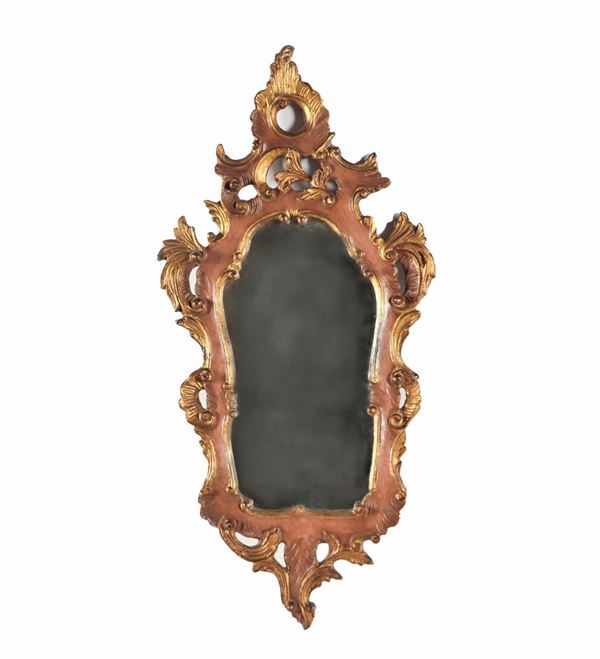 Specchiera in legno dorato e laccato con intagli a motivi Luigi XV