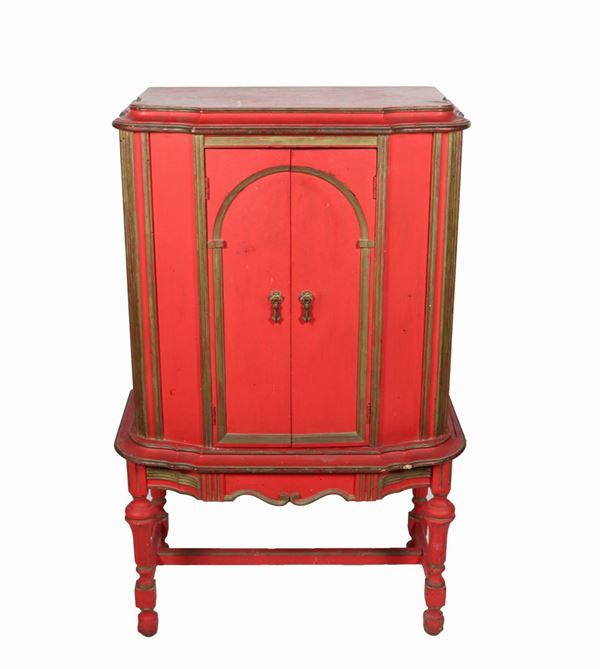 Piccola credenza in legno laccato rosso con profili dorati
