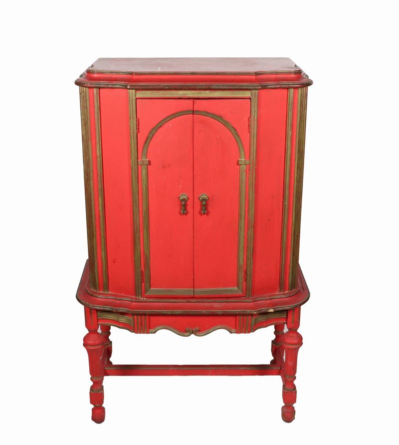 Piccola credenza in legno laccato rosso con profili dorati