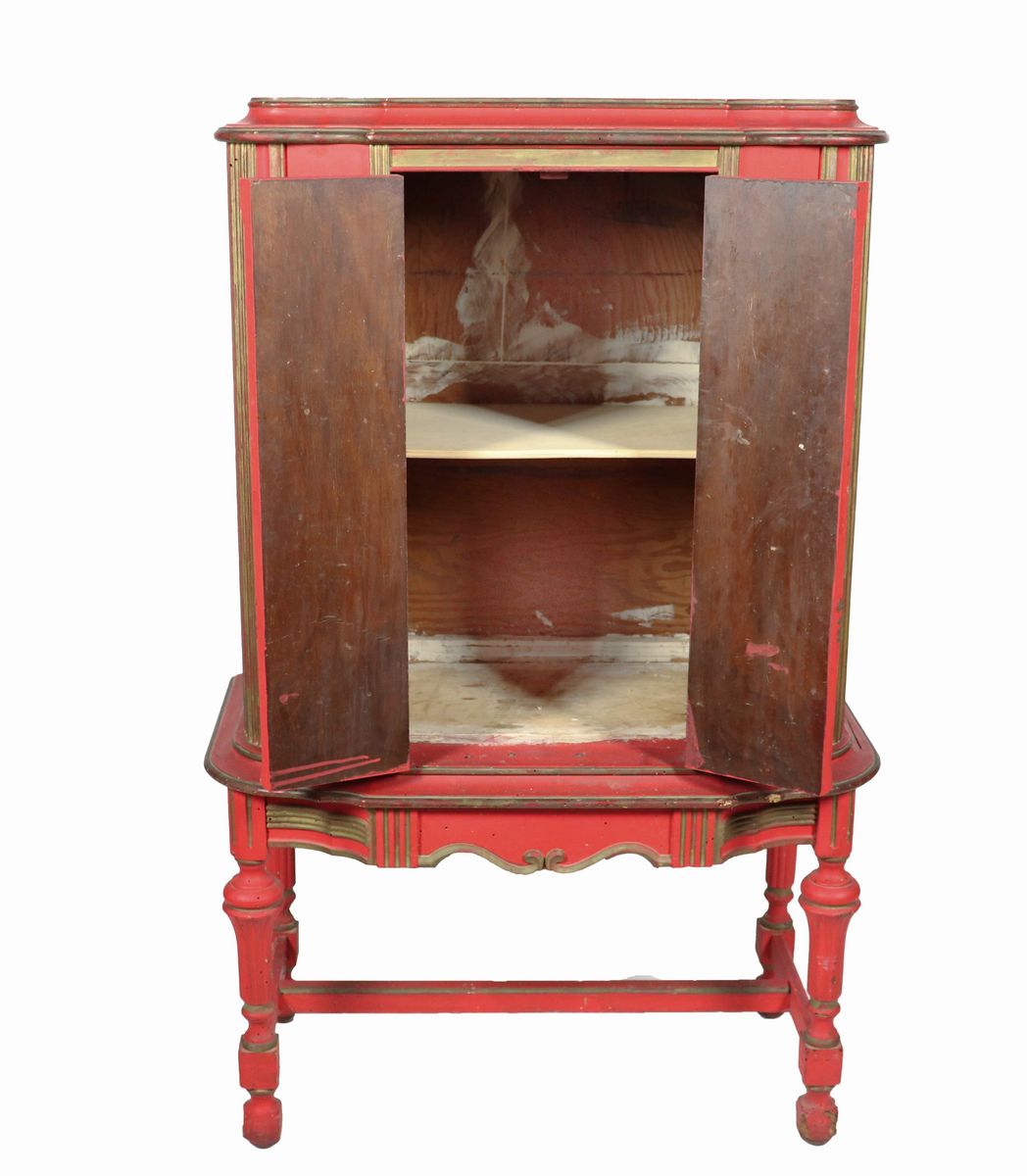 Piccola credenza in legno laccato rosso con profili dorati