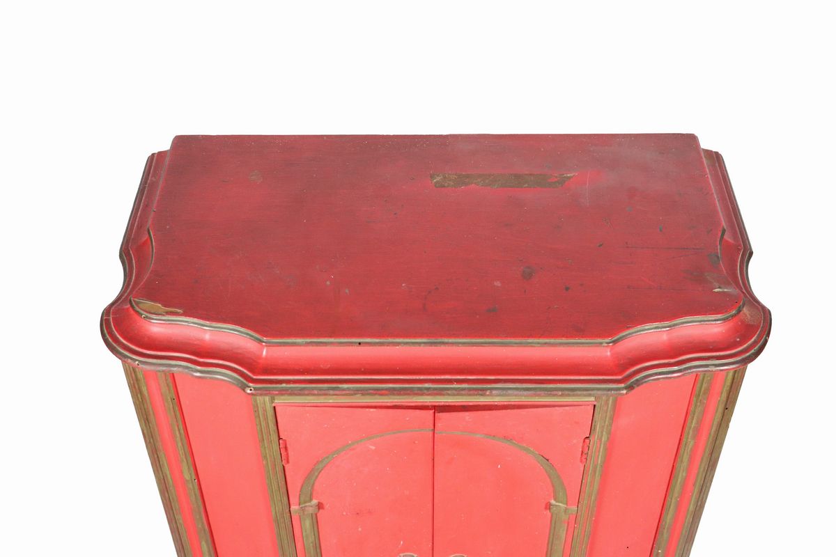 Piccola credenza in legno laccato rosso con profili dorati