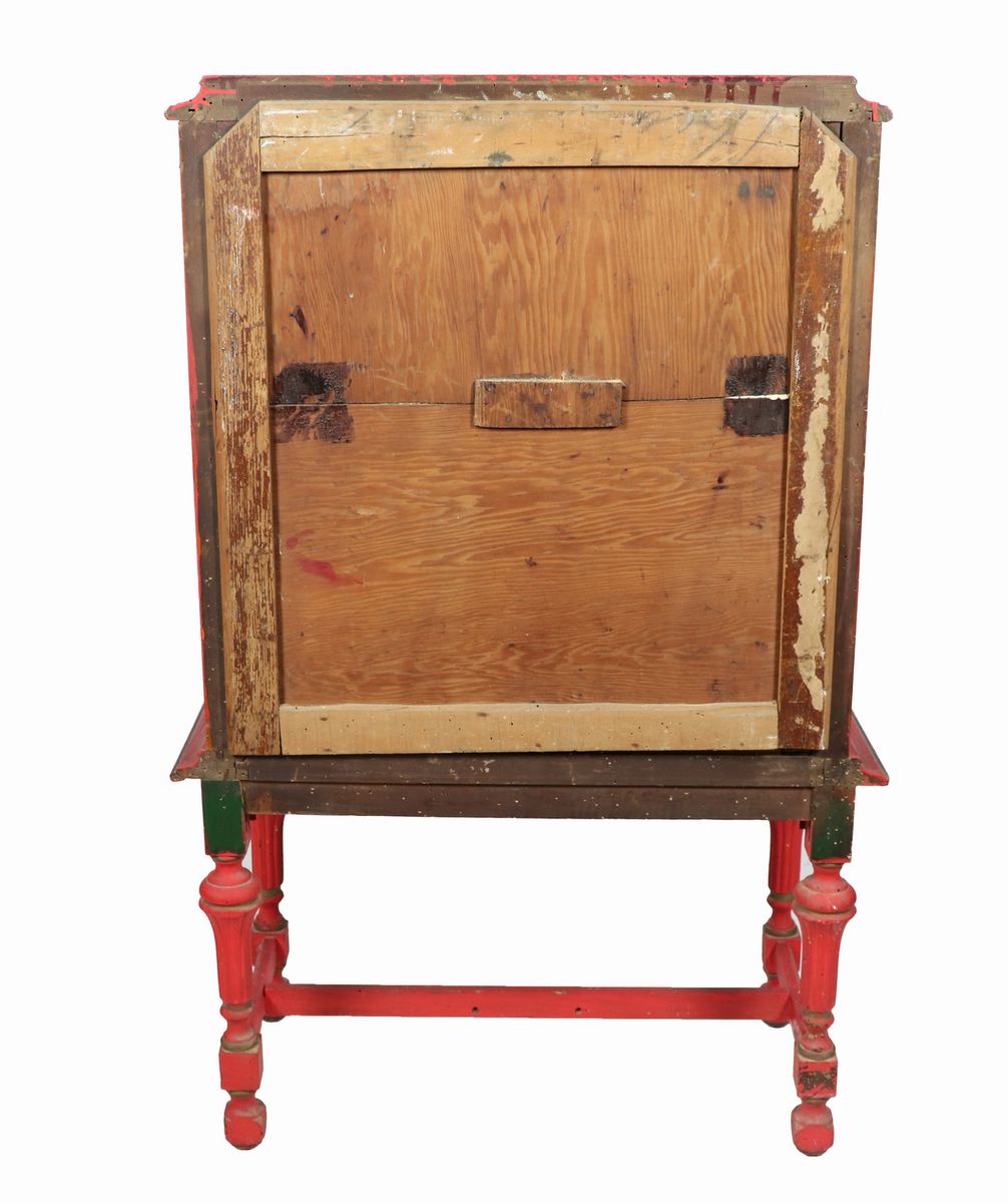 Piccola credenza in legno laccato rosso con profili dorati