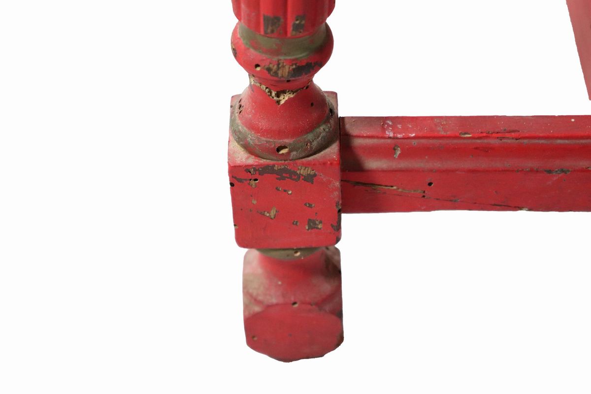 Piccola credenza in legno laccato rosso con profili dorati