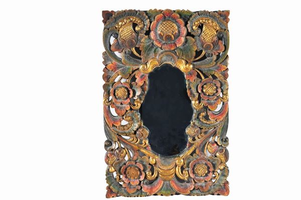 Piccola specchiera ovale sudamericana in legno decorato e dorato