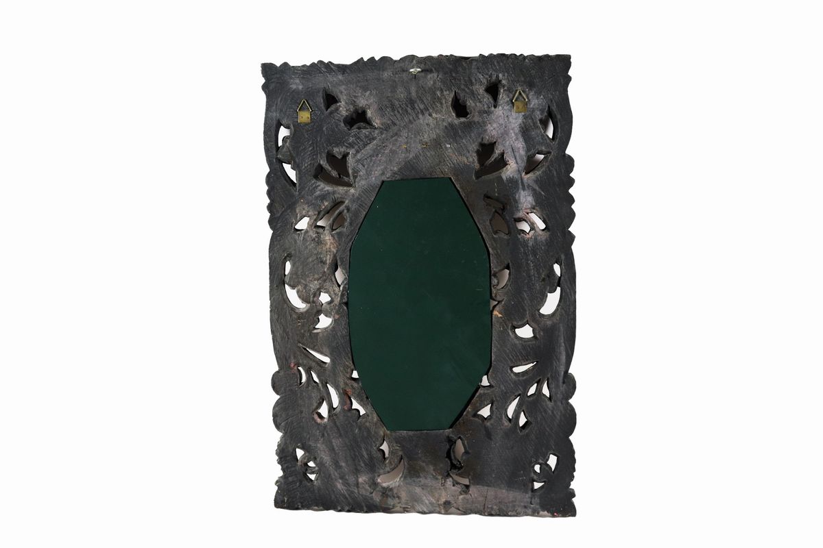 Piccola specchiera ovale sudamericana in legno decorato e dorato