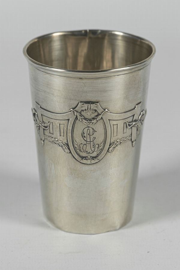 Bicchiere in argento con monogramma inciso