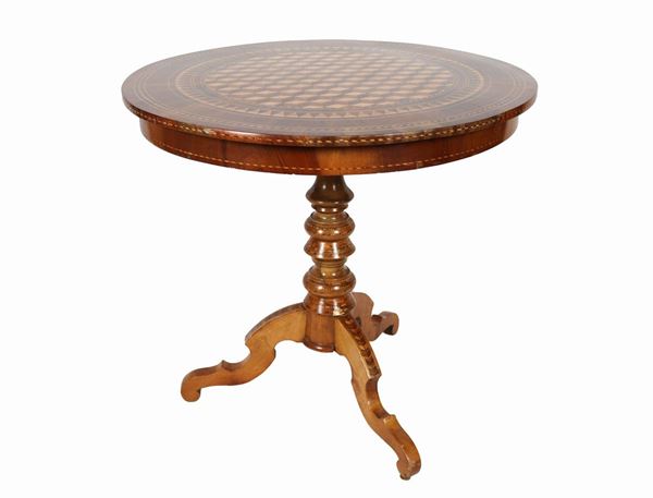 Round center table in walnut