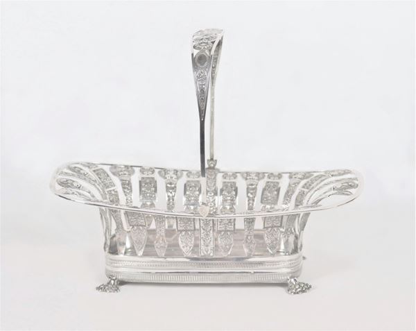 Antique basket in embossed silver gr. 630