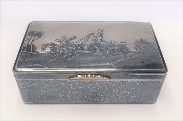 Snuffbox in nielloed silver gr. 150